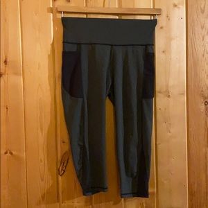 Charcoal 3/4 leggings with black mesh pockets EUC